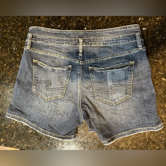 W30 L4 Silver Jean shorts - like new - Picture 2 of 4